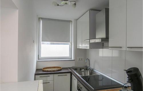 Stunning apartment in Bonn w/ WiFi and 1 Bedrooms - image 9