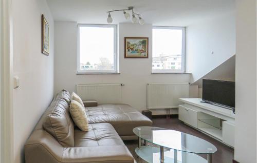 Stunning apartment in Bonn w/ WiFi and 1 Bedrooms - image 13