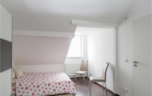 Stunning apartment in Bonn w/ WiFi and 1 Bedrooms - image 12