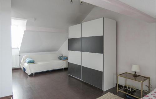 Stunning apartment in Bonn w/ WiFi and 1 Bedrooms - image 14