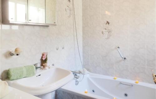 Two-Bedroom Apartment in Torrevieja - image 10