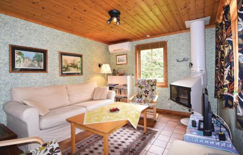 2 Bedroom Cozy Home In Sjotorp in Sjötorp