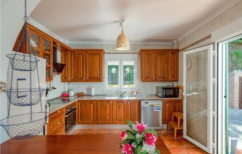 virtuve, Beautiful Home In Cómpeta (Beautiful Home In Competa) in Sayalonga