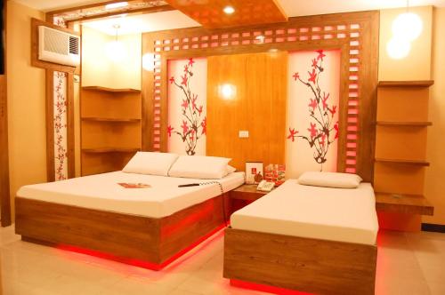 1 queen bed, 1 double bed