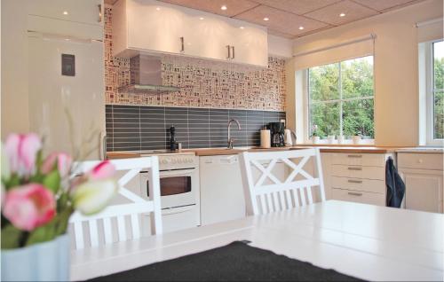 Konyha, 2 Bedroom Lovely Apartment In Habo in Mullsjo