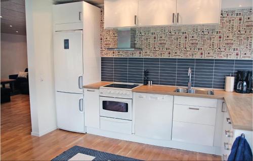 Konyha, 2 Bedroom Lovely Apartment In Habo in Mullsjo