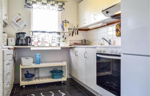 кухня, Awesome Apartment In Vetlanda With Sauna in Ветланда