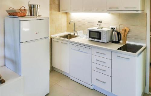 ห้องครัว, Awesome Apartment In Utjeha With Wifi in อุเทียฮา