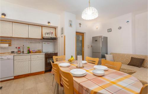 кухня, 3 Bedroom Stunning Home In Omisalj in Омішаль