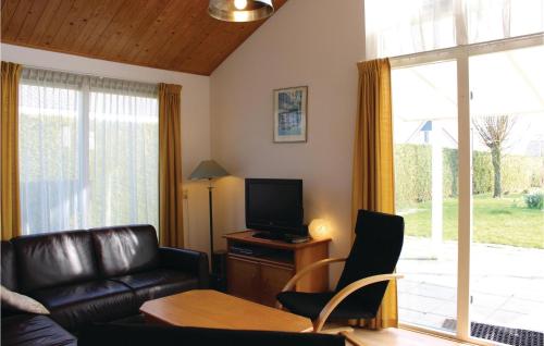  Awesome Home In Tzummarum With 3 Bedrooms, Wifi And Outdoor Swimming Pool in Tzummarum