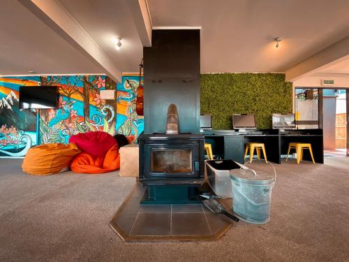 Felles stue/TV-område, The Black Sheep Backpackers in Queenstown