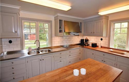 virtuve, Stunning Home In Mellerud With Wifi in Asensbruka