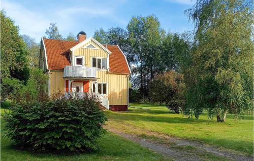 3 Bedroom Cozy Home In Sandsjfors - Holsteryd