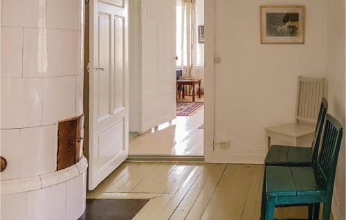 Viesnīcas āriene, Cozy Home In Mantorp With Wifi in Mantorp
