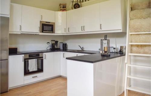 Kitchen, Amazing Home In Farsund With 3 Bedrooms, Jacuzzi And Wifi in Flekkefjord