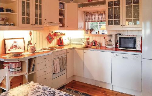 virtuve, 3 Bedroom Beautiful Home In Sollebrunn in Sollebrunn