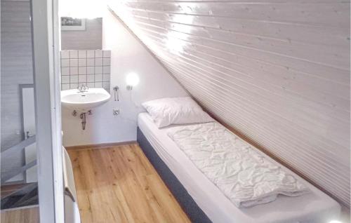 Three-Bedroom Holiday home with Lake View in Kirchheim/Hessen - image 8