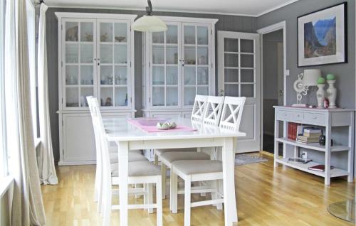Gorgeous Home In Dalsøyra With Kitchen Gorgeous Home In Dalsøyra With Kitchen