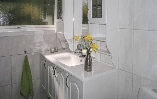 Ванна кімната, Stunning Home In Dalsøyra in Айвіндвік