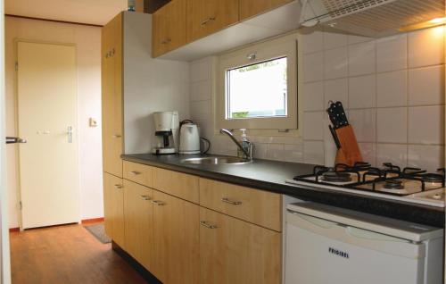 Konyha, 3 Bedroom Stunning Home In Tzummarum in Tzummarum