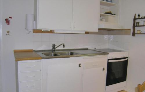 virtuve, Three-Bedroom Holiday Home In Annerstad in Annerstad