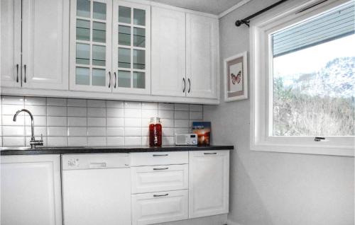 кухня, Three-Bedroom Holiday Home In Vikanes in Ostereidet