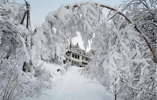 Фасада на хотела, Three-Bedroom Holiday Home In Vikanes in Ostereidet
