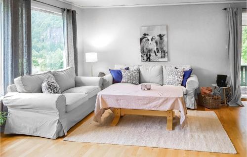 Three-Bedroom Holiday Home In Vikanes in Ostereidet