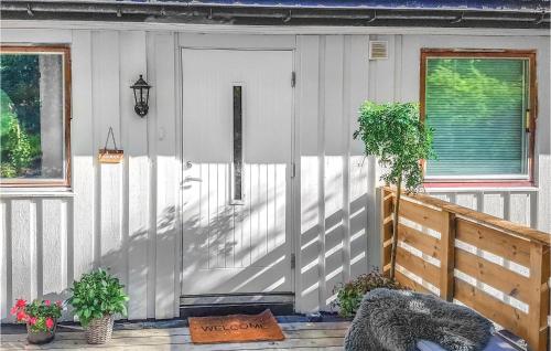 Фасада на хотела, Three-Bedroom Holiday Home In Vikanes in Ostereidet