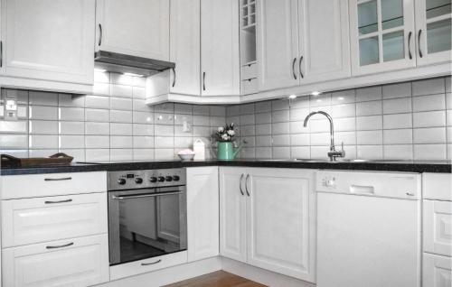 кухня, Three-Bedroom Holiday Home In Vikanes in Ostereidet