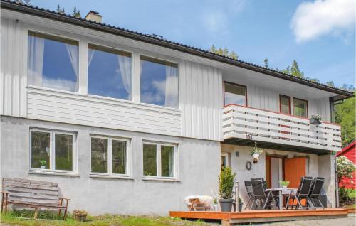 Фасада на хотела, Three-Bedroom Holiday Home In Vikanes in Ostereidet