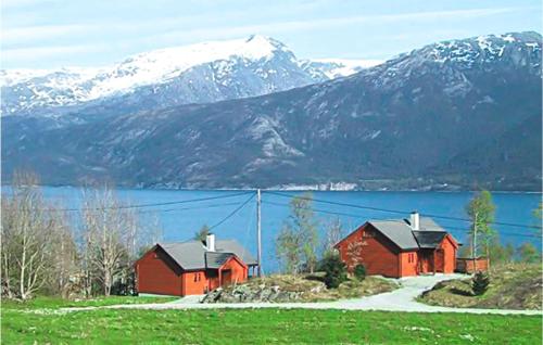 . 3 Bedroom Cozy Home In Varaldsøy