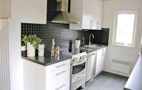 virtuve, Lovely Home In Ljungby With Kitchen in Holminge