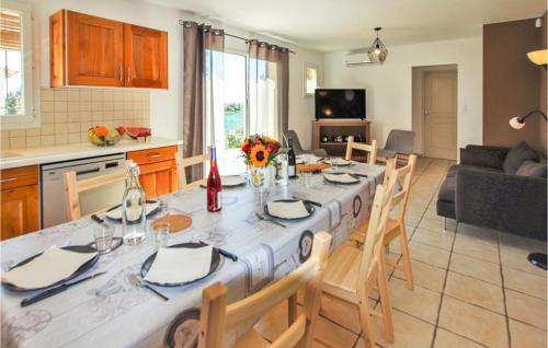 Beautiful Home In Rochefort Du Gard With Kitchen