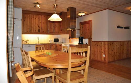 Kitchen, 5 Bedroom Awesome Home In Segmon in Grums