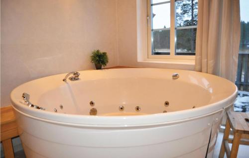 Bathroom, 5 Bedroom Awesome Home In Segmon in Grums