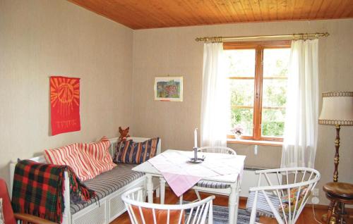 2 Bedroom Cozy Home In Hamneda in Extorp
