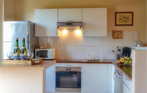 virtuve, 2 Bedroom Lovely Home In Trie-Chateau in Trie-Chateau