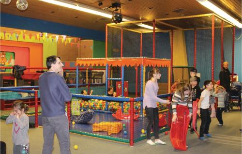 ทัศนียภาพภายนอกโรงแรม, 3 Bedroom Beautiful Home In Bruinisse in รีครีเอทีเคอบิด