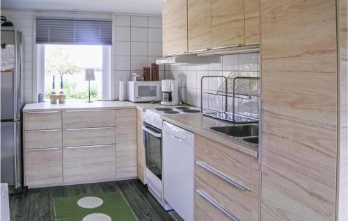 virtuve, Nice Home In Ljungby With Wifi in Holminge
