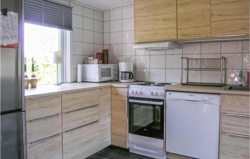 virtuve, Nice Home In Ljungby With Wifi in Holminge
