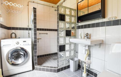 Fürdőszoba, 3 Bedroom Amazing Home In Vänersborg (3 Bedroom Amazing Home In Vanersborg) in Vanersborg