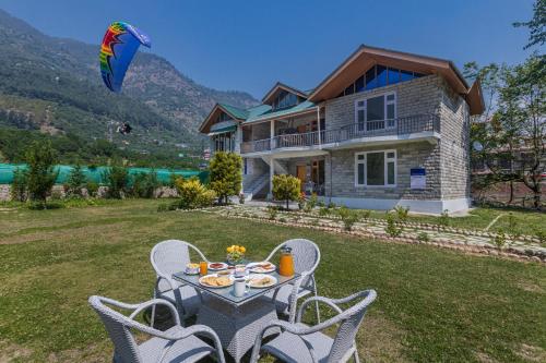 B&B Grāmag - SaffronStays Persimmon House, Raison - luxury villa with Baes river and paragliding point views - Bed and Breakfast Grāmag