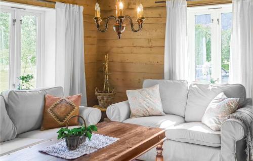 3 Bedroom Lovely Home In Vikanes in Ostereidet
