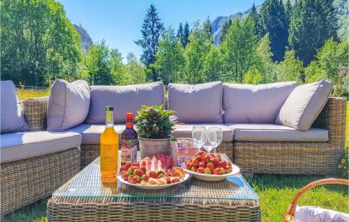 Фасада на хотела, 3 Bedroom Lovely Home In Vikanes in Ostereidet