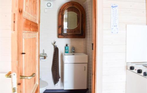 Bathroom, Cozy Home In Hagby With Kitchen in Kalmar City Center