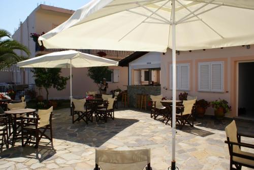 Garden, Andrianna Apartments in Ammoudia