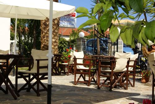 Garden, Andrianna Apartments in Ammoudia