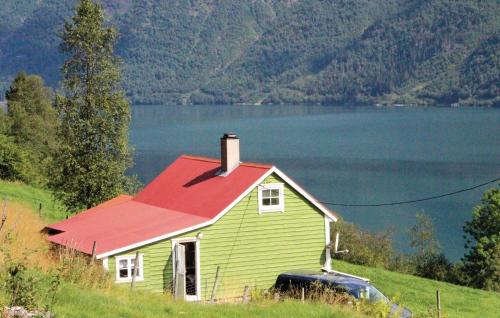 . Two-Bedroom Holiday home with a Fireplace in Fjærland