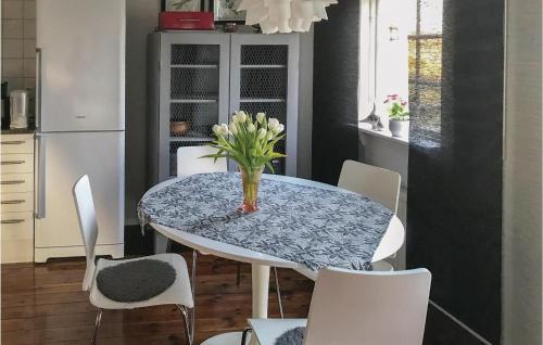 virtuve, Beautiful Home In Gotlands Tofta With Wifi in Hejde
